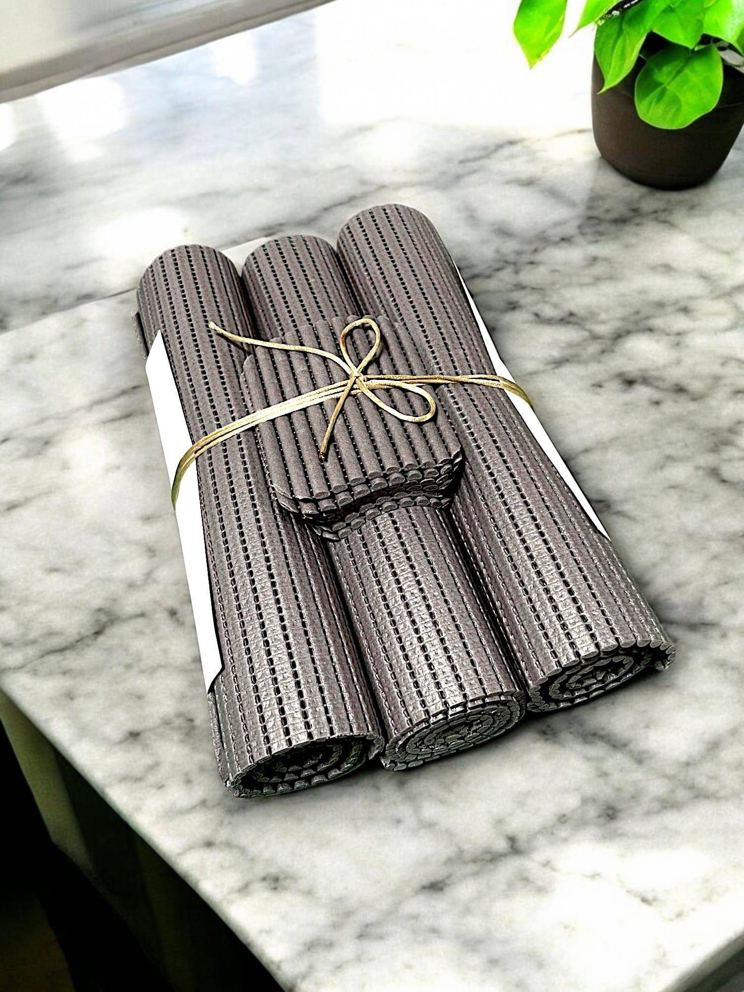 Doyles y posavasos para restaurantes y hogares de material antideslizante. de borde curvos. tamaño 30x45cm producido por Fabrikios.