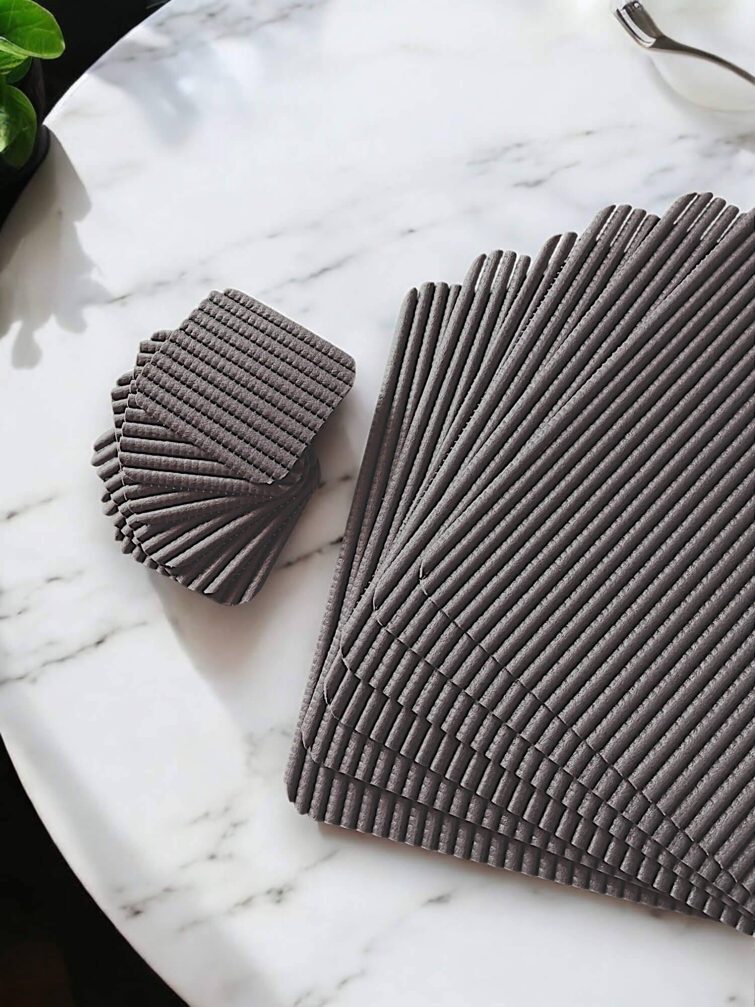 Doyles y posavasos para restaurantes y hogares de material antideslizante. de borde curvos. tamaño 30x45cm producido por Fabrikios.