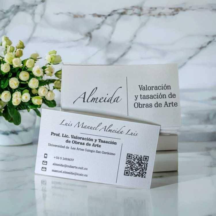 Tarjetas de Presentación producidas por Fabrikios Tarjeta de presentación en cartulina de hilos, a dos caras con QR.