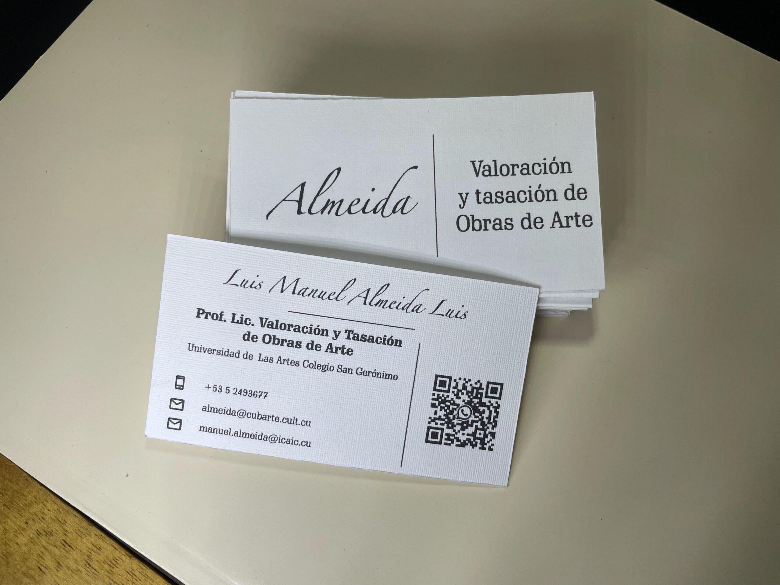 Tarjeta de presentación en cartulina de hilos, a dos caras con QR.