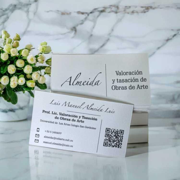 Tarjeta de presentación en cartulina de hilos, a dos caras con QR.