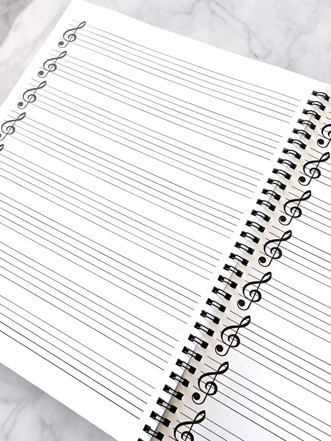 2025_03_03_10_38_IMG_6133-Photoroom Cuadernos musicales producidos por Fabrikios. Clave de Sol