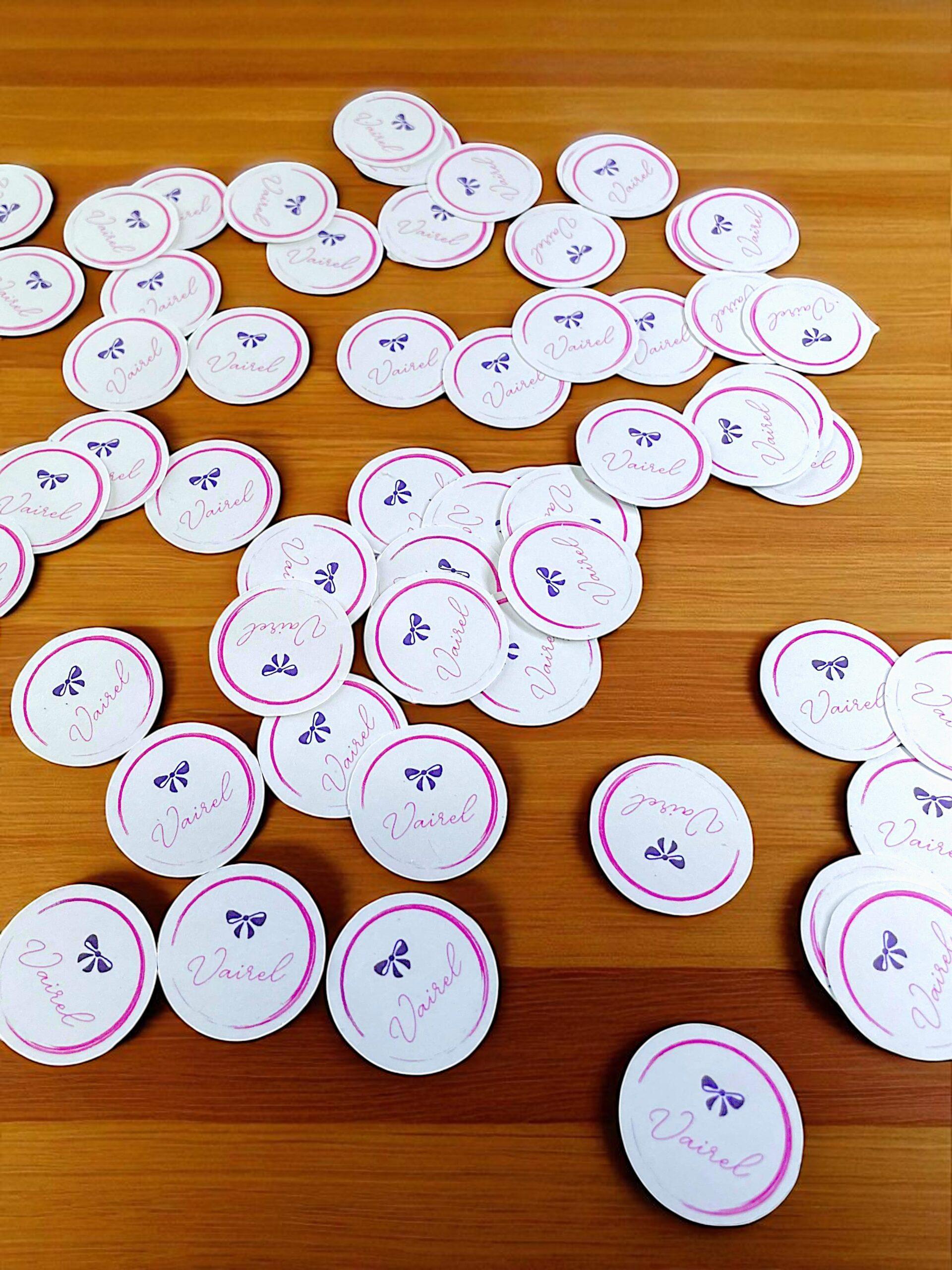 Pegatina de papel adhesivo.