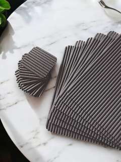 Pack de Doyles y posavasos antideslizantes producidos por Fabrikios
